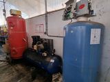 deux réservoirs d'eau placés l'un à côté de l'autre dans un bâtiment