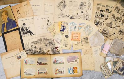 beaucoup de vieux livres et de cartes postales posés sur un lit