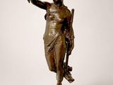 statue en bronze d'une femme tenant un oiseau sur un piédestal