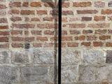 une photo d'un porte-manteau devant un mur en briques