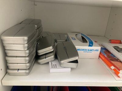 une étagère sur laquelle sont disposés de nombreux modèles d'imprimantes différents