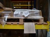 une palette chargée de nombreux cartons dans un entrepôt