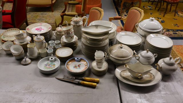 Important lot comprenant partie de service en porcelaine blanche ...