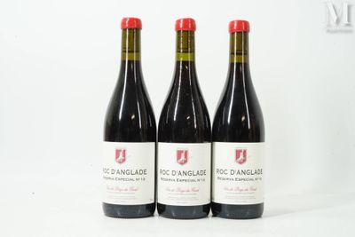 trois bouteilles de vin rouge posées sur une table blanche