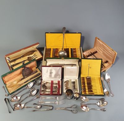 de nombreux types de cuillères différents et des cuillères présentées dans une boîte