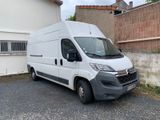 une camionnette blanche garée devant un bâtiment