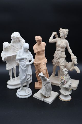 Lot de 6 figurines en plâtre, biscuits et pierre ?