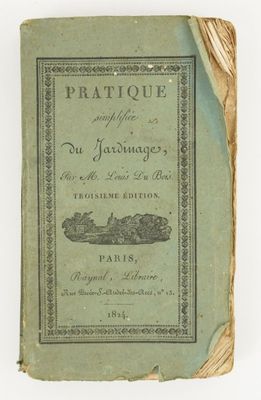 un vieux livre sur lequel figure l'image d'un bateau