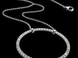collier plaqué argent, de forme circulaire, muni d'une chaîne et d'un fermoir