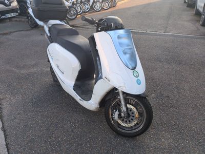 un scooter garé sur le parking