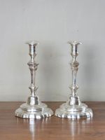 PAIRE DE FLAMBEAUX de style Louis XV en métal argenté à fût … (photo 2)