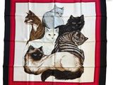 une photo d'une écharpe à motifs représentant de nombreux chats