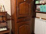 un piano et une armoire dans un coin de la pièce