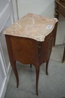 Table de chevet française de style Louis XV - plateau en mar… (photo 2)