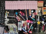 beaucoup de produits de maquillage et d'eye-liners disposés sur une table