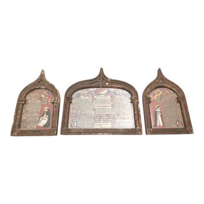 Suite de trois PARCHEMINS à texte en latin enluminés encadré…