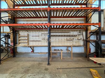 une photo d'un garage avec de nombreuses étagères et des outils