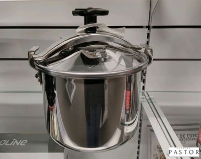 une casserole en acier inoxydable exposée dans un magasin