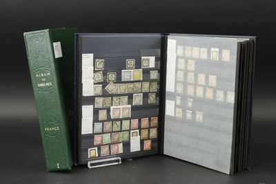Deux livres sont ouverts sur une table ; on y voit des timbres.