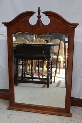un miroir posé par terre devant une table