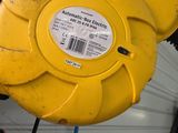 une borne d'incendie jaune fixée sur le mur d'un immeuble