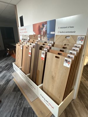 de nombreux échantillons de parquet exposés dans un magasin