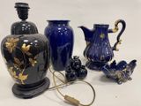 beaucoup de vases bleus et une lampe posée sur une table