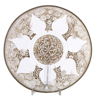 une image représentant une assiette décorative ornée de papillons et de fleurs
