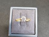 une photo d'une bague en diamant dans un écrin posé sur une table