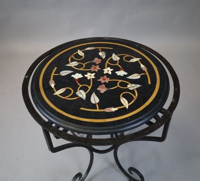 une table noire et dorée ornée d'un motif floral