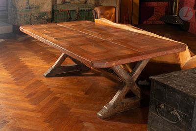 une table en bois posée sur un sol en bois dur
