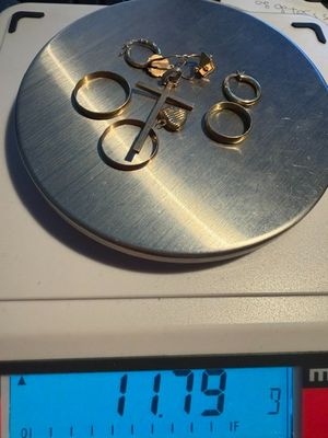 un gros plan d'une balance sur laquelle sont posés une horloge et une paire de ciseaux