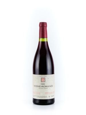 la bouteille de vin est posée sur une surface blanche