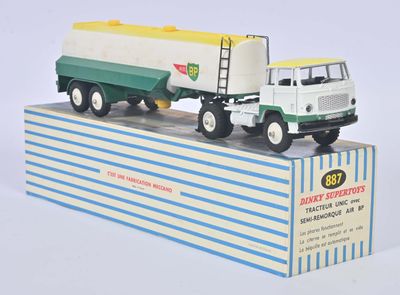 un camion jouet posé sur une boîte