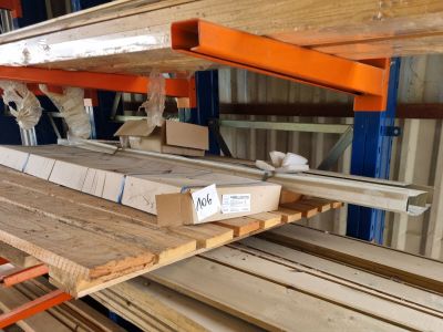 une grande pile de planches de bois posées sur une palette dans un entrepôt