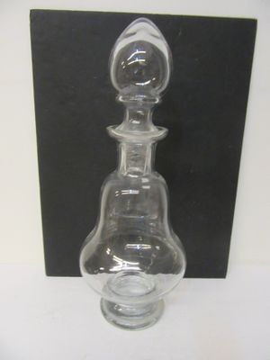 une carafe en verre posée sur une table