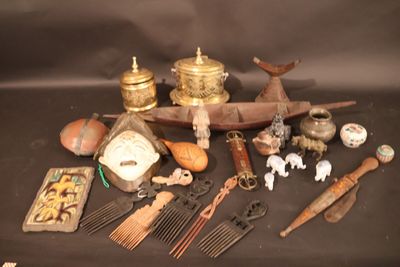 un grand nombre d'objets posés sur une table