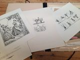 Plusieurs dessins représentant des personnes et des animaux sont posés sur une table.