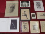 une table rouge sur laquelle se trouvent tout un tas de dessins