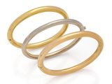 trois bagues en or et en argent sur fond blanc
