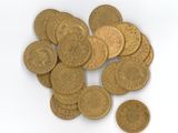 une pile de pièces d'or sur une surface blanche