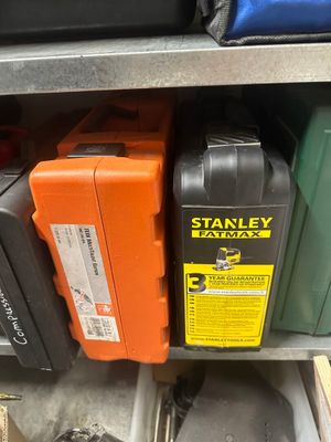 de nombreux types d'outils différents sur l'étagère du garage