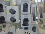 Des boîtes contenant des appareils électroniques sont exposées dans la vitrine d'un magasin