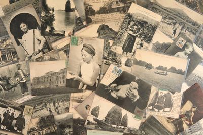 une pile de vieilles photos en noir et blanc sur une table
