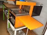 une machine posée sur une table dans une pièce
