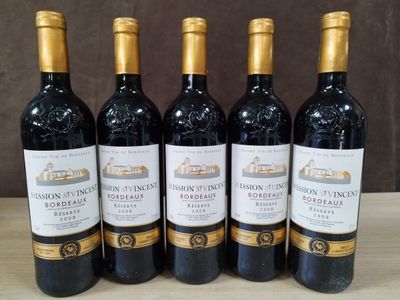 six bouteilles de vin rouge sont alignées sur une table