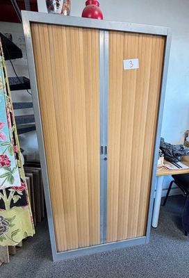 une porte en bois avec un cadre métallique au milieu d'une pièce