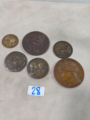 Lot de 6 médailles en bronze repercées.