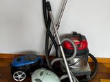 un aspirateur et une petite voiture posée par terre