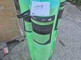 de nombreux rouleaux de plastique vert et noir par terre